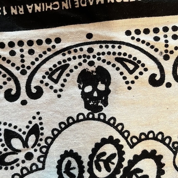 100% cotton bandanna black and white with skulls and paisley. - Picture 5 of 5